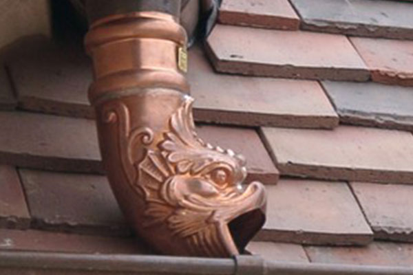 Embouchure de gouttiere en bronze sculté