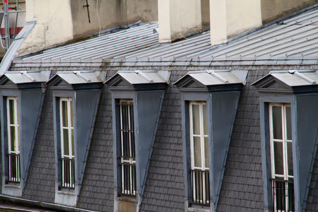 Vue sur des fenêtres de toit avec du zinc pour protéger le haut des fenêtres